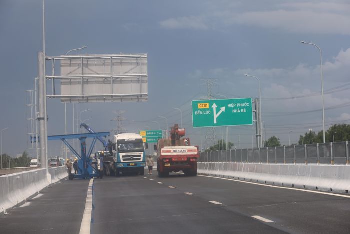 Sáng 30-9, đơn vị thi công hoàn thiện các biển báo. Ảnh: QUỐC HÙNG