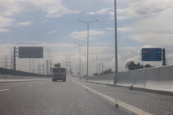 Sáng 30-9, đơn vị thi công hoàn thiện nốt các biển báo. Ảnh: QUỐC HÙNG