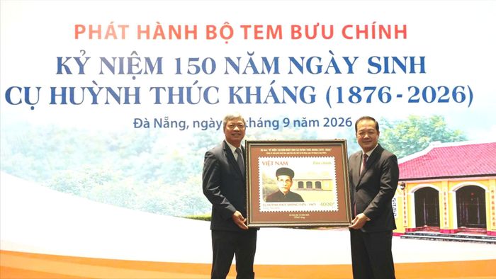  Bộ KH-CN tặng TP Đà Nẵng bức tranh thêu bộ tem về cụ Huỳnh Thúc Kháng. Ảnh: NGUYÊN KHÔI 