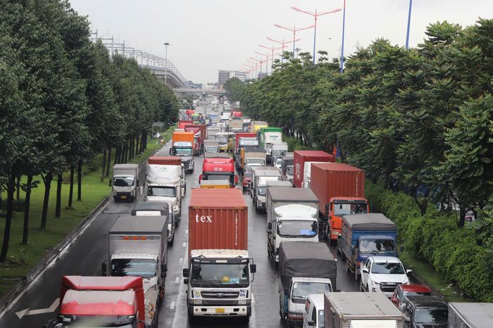  Trên đường Xa lộ Hà Nội, hàng trăm phương tiện di chuyển khó khăn 