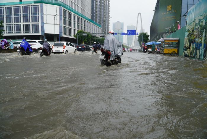 Các phương tiện gặp khó khăn khi di chuyển qua đoạn đường R12 bị ngập 