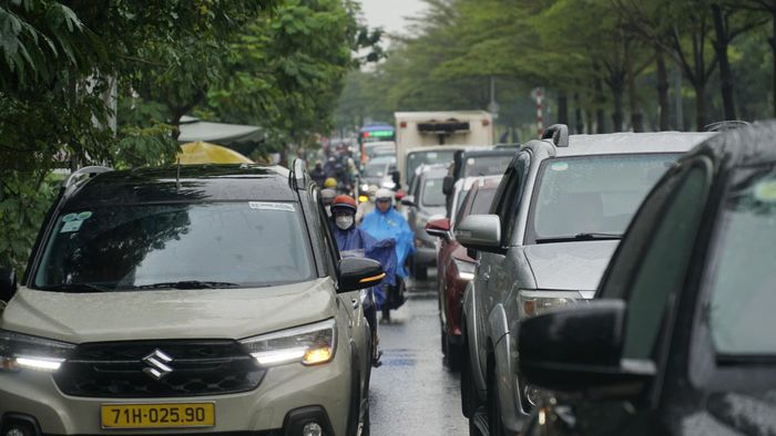  Hàng trăm phương tiện ùn ứ kéo dài trên đường Nguyễn Văn Linh 