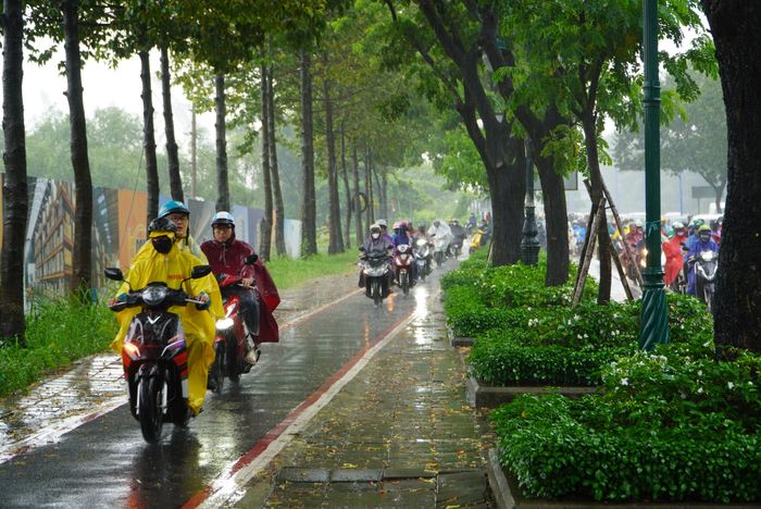  Nhiều xe máy chạy lên lề đường trên đường Mai Chí Thọ 