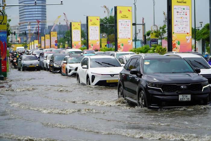  Phương tiện nối đuôi nhau qua đoạn đường ngập 