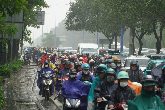  Trên đường Mai Chí thọ, mưa lớn vào giờ cao điểm sáng khiến phương tiện di chuyển khó khăn. 