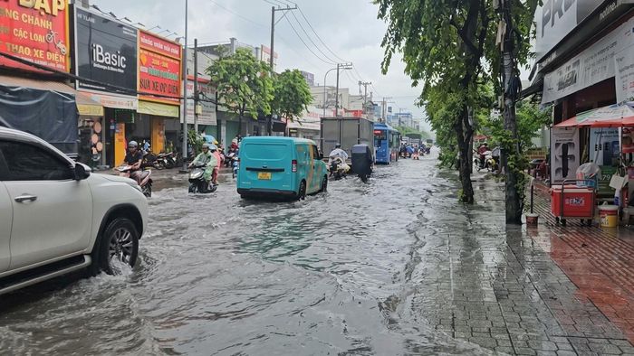  Các phương tiện di chuyển khó khăn khi đường Song Hành quốc lộ 22 bị ngập 