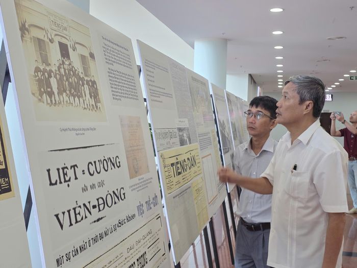 Các đại biểu xem triển lãm tư liệu, hình ảnh về cụ Huỳnh Thúc Kháng tại Trung tâm Hành chính TP Đà Nẵng. Ảnh: NGUYÊN KHÔI
