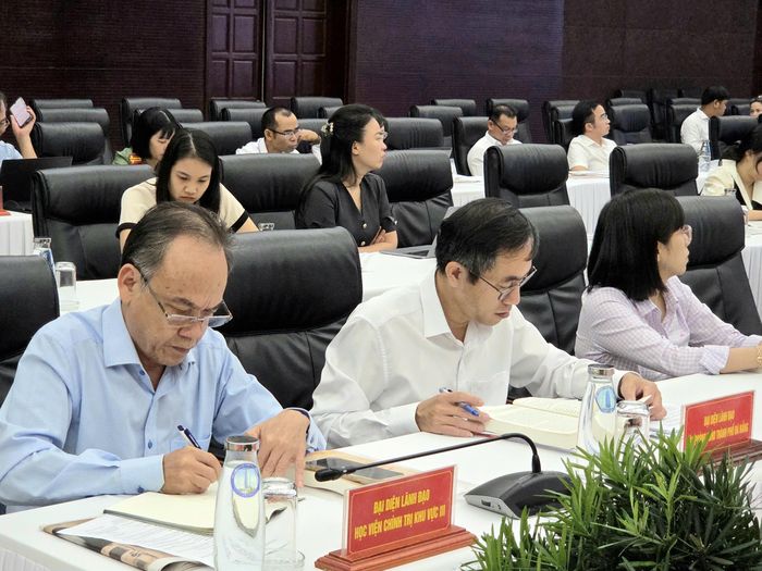 Các đại biểu tham dự Hội thảo khoa học về cụ Huỳnh Thúc Kháng. Ảnh: NGUYÊN KHÔI