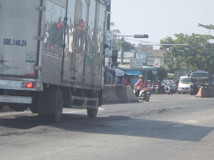  Lớp nhựa đường biến dạng, khiến phương tiện càng di chuyển khó khăn 