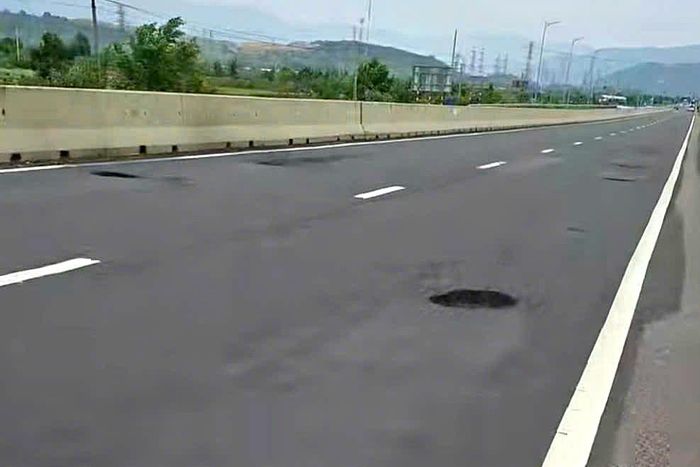  Những hố sâu trên đường quốc lộ 1 qua xã Vĩnh Hảo 