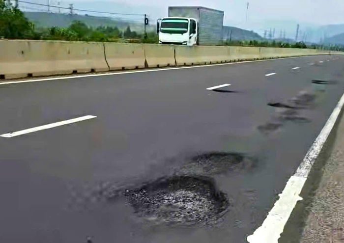  Đoạn quốc lộ 1 qua xã Vĩnh Hảo (tỉnh Lâm Đồng) xuất hiện hàng loạt "ổ gà" nguy hiểm 