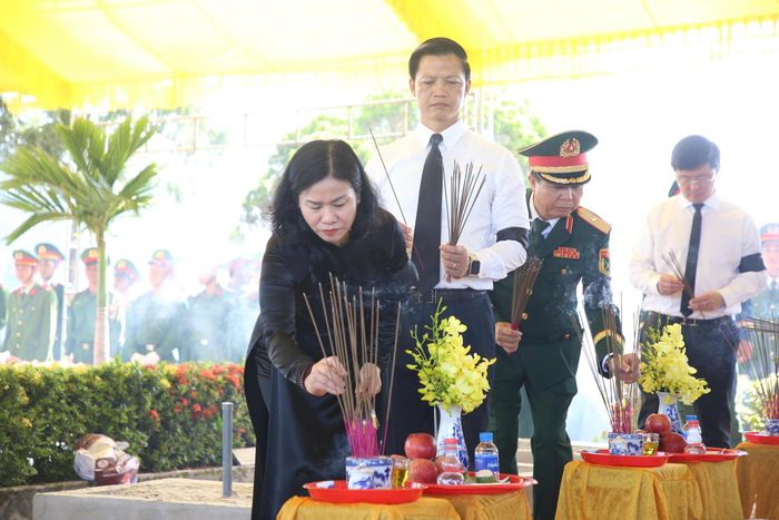  Các đại biểu dâng hương, dâng hoa tri ân các Anh hùng liệt sĩ 