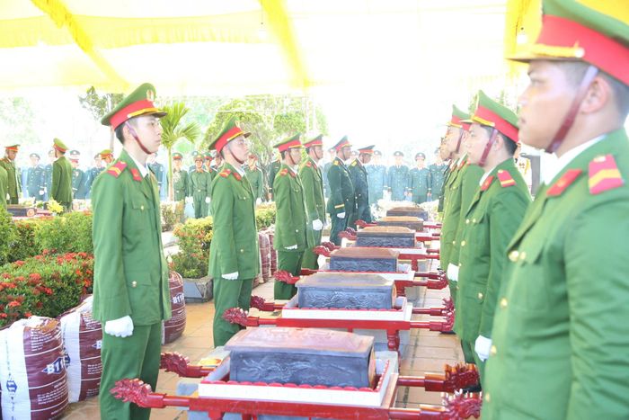  Nghi thức an táng 30 hài cốt liệt sĩ ở Nghĩa trang Liệt sĩ Quảng Trị 
