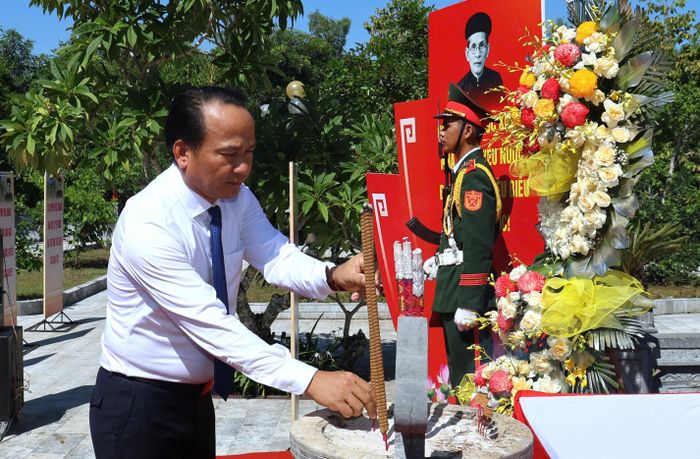  Chủ tịch Ủy ban MTTQ Việt Nam TP Đà Nẵng Nguyễn Đình Vĩnh dâng hương tại mộ cụ Huỳnh Thúc Kháng. Ảnh: N.ĐỨC 