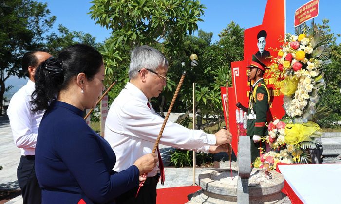  Phó Bí thư Thành ủy, Chủ tịch HĐND thành phố Đà Nẵng Nguyễn Đức Dũng, dâng hương tại mộ Cụ Huỳnh Thúc Kháng. Ảnh: N.ĐỨC 