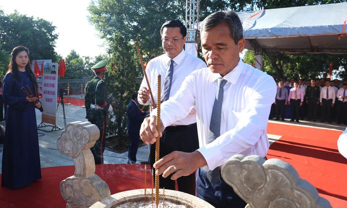  Bí thư Tỉnh ủy Quảng Ngãi Hồ Văn Niên dâng hương tại mộ Cụ Huỳnh Thúc Kháng trên núi Thiên Ấn, phường Trương Quang Trọng. Ảnh: N.ĐỨC 