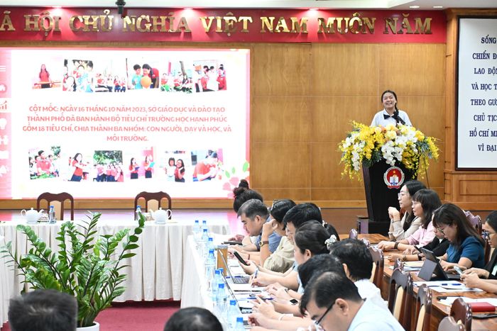  Đặng Trần Huyền Thư, học sinh lớp 12CA2, Bí thư Đoàn trường Trường THPT chuyên Trần Đại Nghĩa (phường An Khánh) quan tâm việc làm thế nào để bộ tiêu chí đi vào thực chất, không chỉ dừng lại ở văn bản, tạo điều kiện cho học sinh có nhiều không gian hơn để học tập và phát triển. 