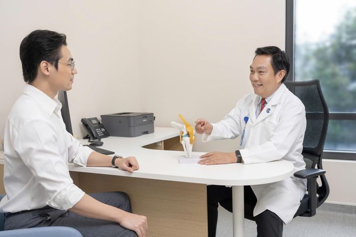  Bác sĩ thăm khám cho người bệnh (Ảnh: BVCC) 