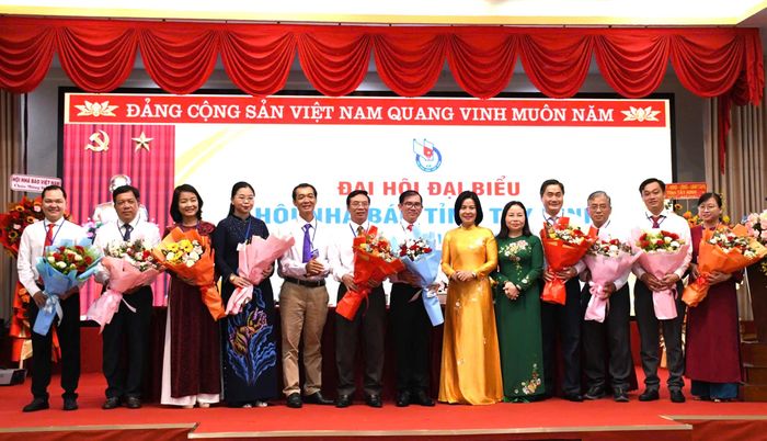 Tặng hoa chúc mừng Ban Chấp hành và Ban Kiểm tra Hội Nhà báo tỉnh Tây Ninh khóa mới