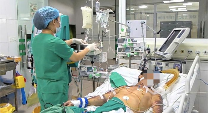  Bệnh nhân đang được điều trị tại Bệnh viện Bệnh Nhiệt đới Trung ương. Ảnh: ĐẶNG THANH 
