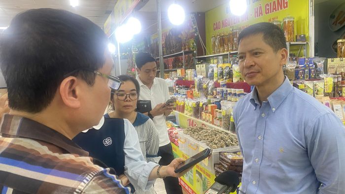  Ông Nguyễn Minh Tiến, Giám đốc Trung tâm Xúc tiến thương mại nông nghiệp Việt Nam, trao đổi thêm với báo chí bên lề cuộc họp. Ảnh: PHÚC HẬU 