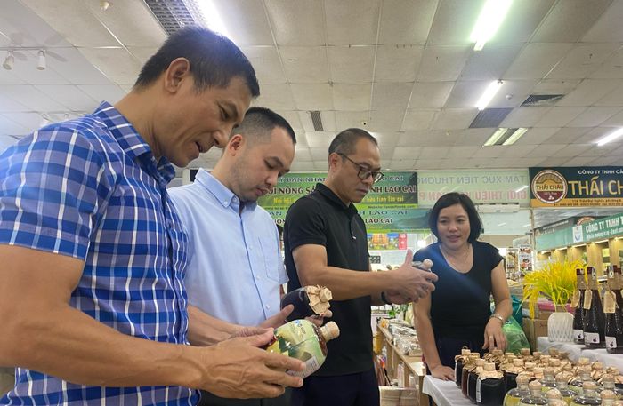  Người tiêu dùng tham quan sản phẩm OCOP của các làng nghề trưng bày tại Trung tâm Xúc tiến thương mại nông nghiệp Việt Nam. Ảnh: PHÚC HẬU 