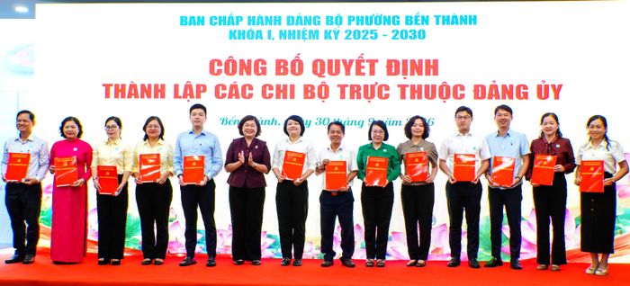  Tại hội nghị, Đảng ủy phường công bố và trao Quyết định thành lập các chi bộ trực thuộc 