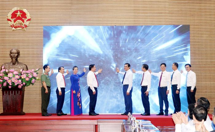 Các đại biểu ấn nút vận hành thử nghiệm Kho dữ liệu dùng chung và Nền tảng phân tích, điều hành tỉnh