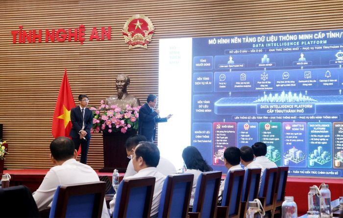 Đại diện Mobifone Nghệ An và Suntechx trình bày công nghệ kho dữ liệu dùng chung của tỉnh