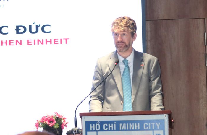 Phó Tổng Lãnh sự CHLB Đức tại TPHCM Philip Marsden phát biểu. Ảnh: THỤY VŨ