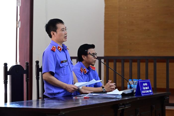  Đại diện Viện Kiểm sát đề nghị dừng phiên tòa để các bị cáo tiếp tục khắc phục hậu quả. Ảnh: ĐỖ TRUNG 