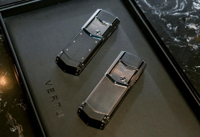  Vertu Signature V là thế hệ kế nhiệm dòng Signature S, hỗ trợ kết nối 4G và Wi-Fi. 