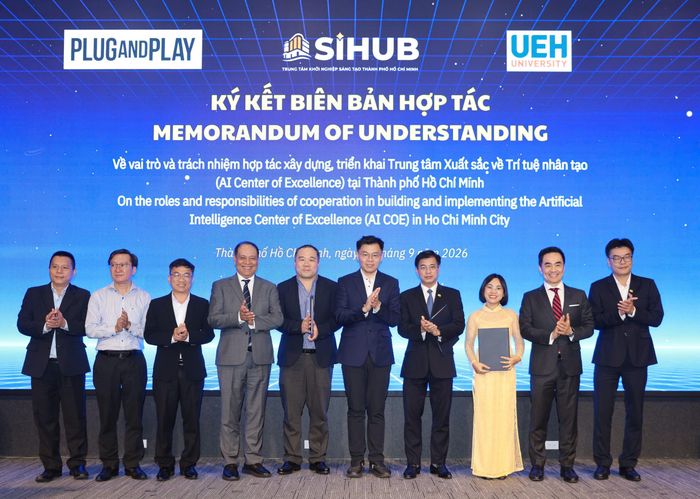 Các đại biểu chứng kiến lễ ký kết MOU giữa Plug and Play ký này với SIHUB và Đại học Kinh tế TPHCM. ẢNH HOÀNG TRIỀU