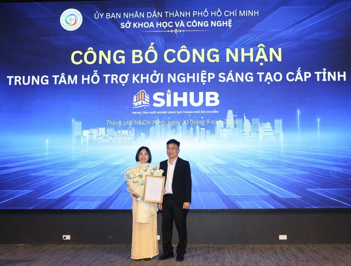 Phó Giám đốc Sở KH-CN TPHCM trao quyết định công nhận trung tâm hỗ trợ KHST cấp tỉnh cho SIHUB. ẢNH HOÀNG TRIỀU