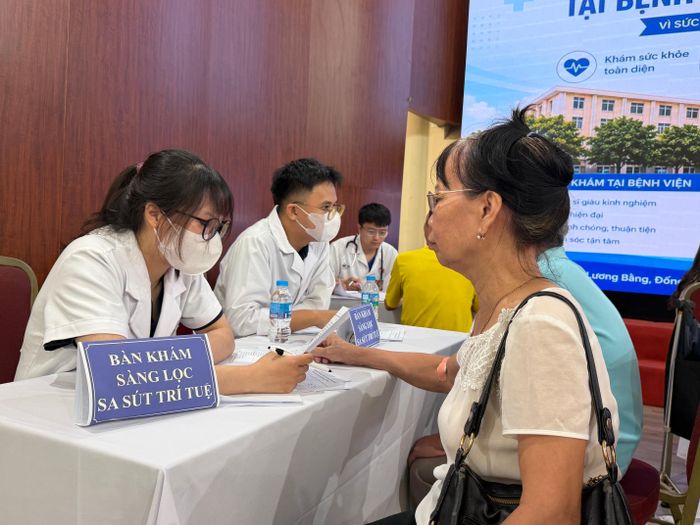 Người dân khám sức khỏe định kỳ miễn phí tại Bệnh viện Đa khoa Đống Đa 