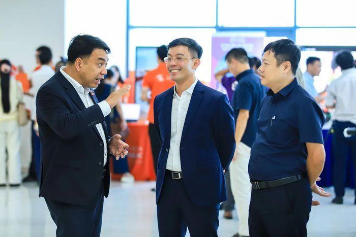  Ông Cù Ngọc Trang, Giám đốc Sở KH-CN TP Hà Nội trao đổi với các đại biểu. Ảnh: PHẠM LINH 