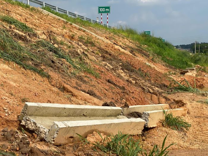 Gãy đổ rãnh thoát nước rơi xuống phần chân taluy
