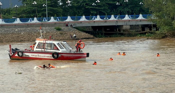  Thuyền viên hoảng loạn nhảy xuống sông, tàu chữa cháy nhanh chóng tiếp cận và triển khai công tác cứu người 