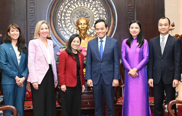  Bí thư Thành ủy TPHCM Trần Lưu Quang, Đại sứ Hoa Kỳ tại Việt Nam Jennifer Wicks cùng các đại biểu chụp ảnh lưu niệm. Ảnh: VIỆT DŨNG 