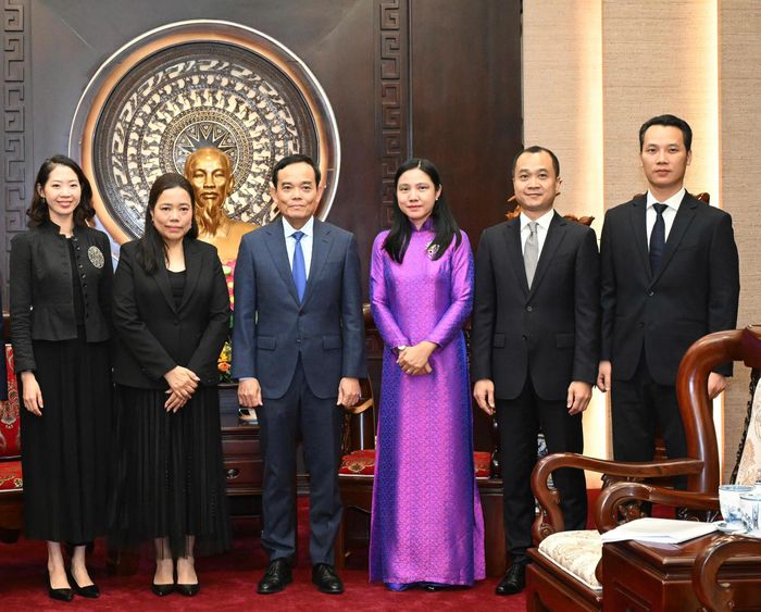  Bí thư Thành ủy TPHCM Trần Lưu Quang, Tổng Lãnh sự Thái Lan Wiraka Moodhitaporn cùng các đại biểu chụp ảnh lưu niệm. Ảnh: VIỆT DŨNG 