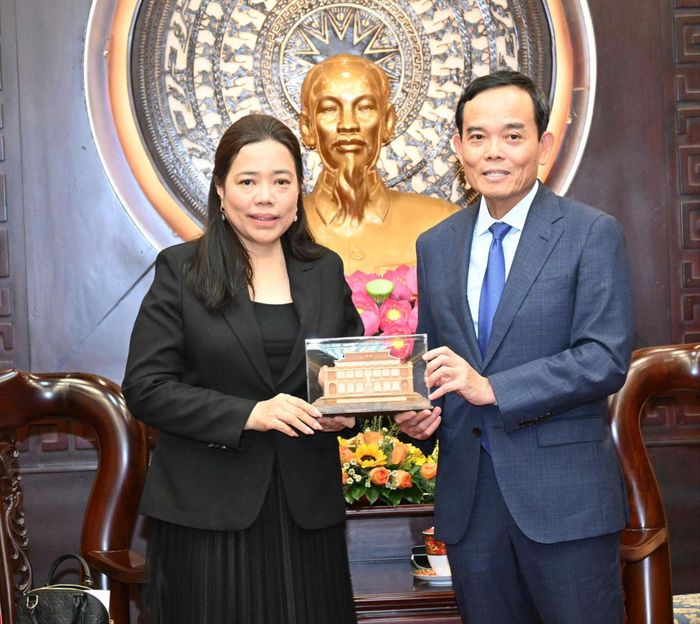  Bí thư Thành ủy TPHCM Trần Lưu Quang tặng quà lưu niệm đến Tổng Lãnh sự Thái Lan Wiraka Moodhitaporn. Ảnh: VIỆT DŨNG 