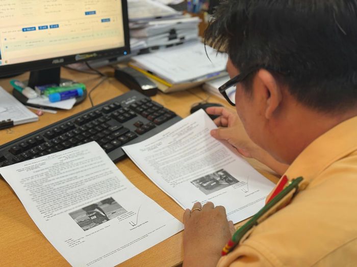  CSGT kiểm tra, đối chiếu thông tin phương tiện. Ảnh: KIẾN VĂN 