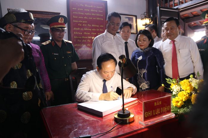 Đồng chí Trịnh Văn Quyết ghi sổ lưu niệm tại nhà trưng bày những tư liệu, hiện vật về cuộc đời và sự nghiệp của cụ Huỳnh Thúc Kháng. Ảnh: NGUYỄN CƯỜNG