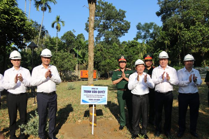 Đồng chí Trịnh Văn Quyết cùng các đại biểu trồng cây trong khuôn viên Nhà lưu niệm cụ Huỳnh Thúc Kháng. Ảnh: NGUYỄN CƯỜNG