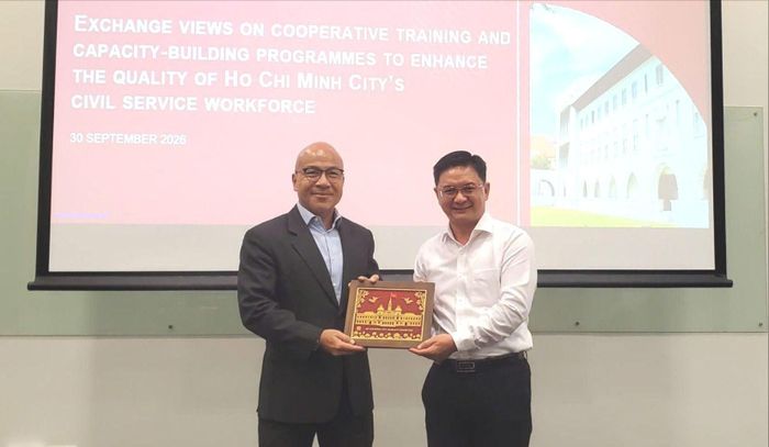Phó Chủ tịch UBND TPHCM Nguyễn Mạnh Cường tại buổi làm việc với Giáo sư Joseph Liow, Hiệu trưởng Trường Chính sách công Lý Quang Diệu. Ảnh: SỞ NGOẠI VỤ TPHCM