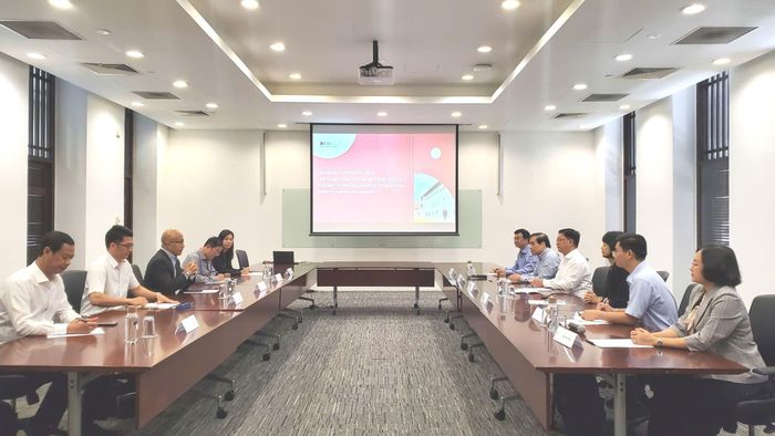 Phó Chủ tịch UBND TPHCM Nguyễn Mạnh Cường tại buổi làm việc với Giáo sư Joseph Liow, Hiệu trưởng Trường Chính sách công Lý Quang Diệu. Ảnh: SỞ NGOẠI VỤ TPHCM