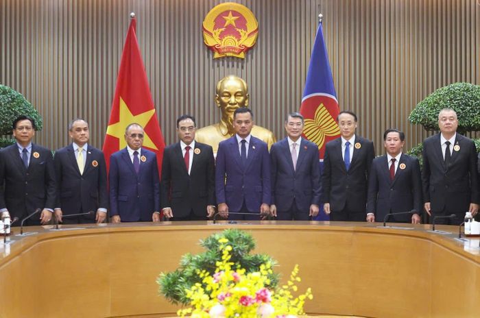 Thủ tướng Lê Minh Hưng tiếp Trưởng đoàn các nước ASEAN và Ban Thư ký ASEAN, chiều 30-9. Ảnh: VIẾT CHUNG