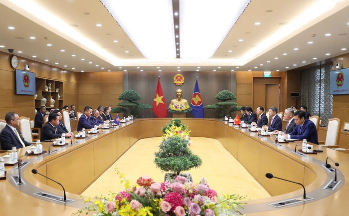 Thủ tướng Lê Minh Hưng tiếp Trưởng đoàn các nước ASEAN và Ban Thư ký ASEAN, chiều 30-9. Ảnh: VIẾT CHUNG
