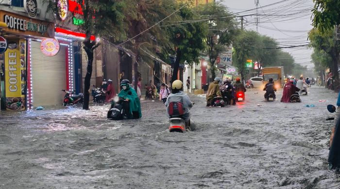  Đường Nguyễn Văn Quá (phường Đông Hưng Thuận, TPHCM) ngập sâu. Ảnh: NGUYỄN TÂN 
