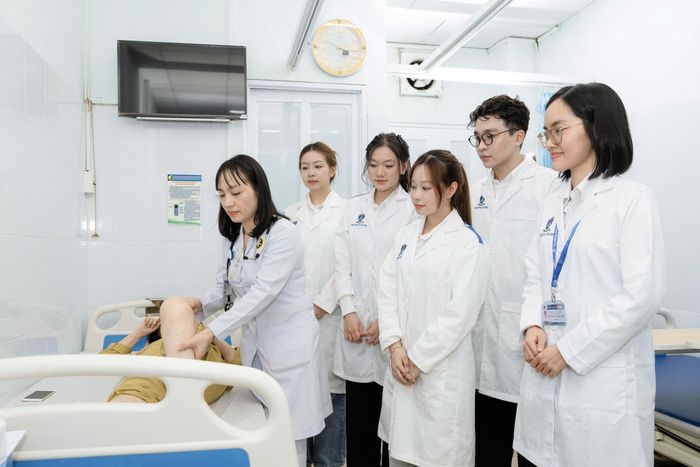  Giảng viên Khoa y Trường ĐH Nguyễn Tất Thành hướng dẫn sinh viên ngành điều dưỡng học thực hành - Ảnh: THANH HÙNG 